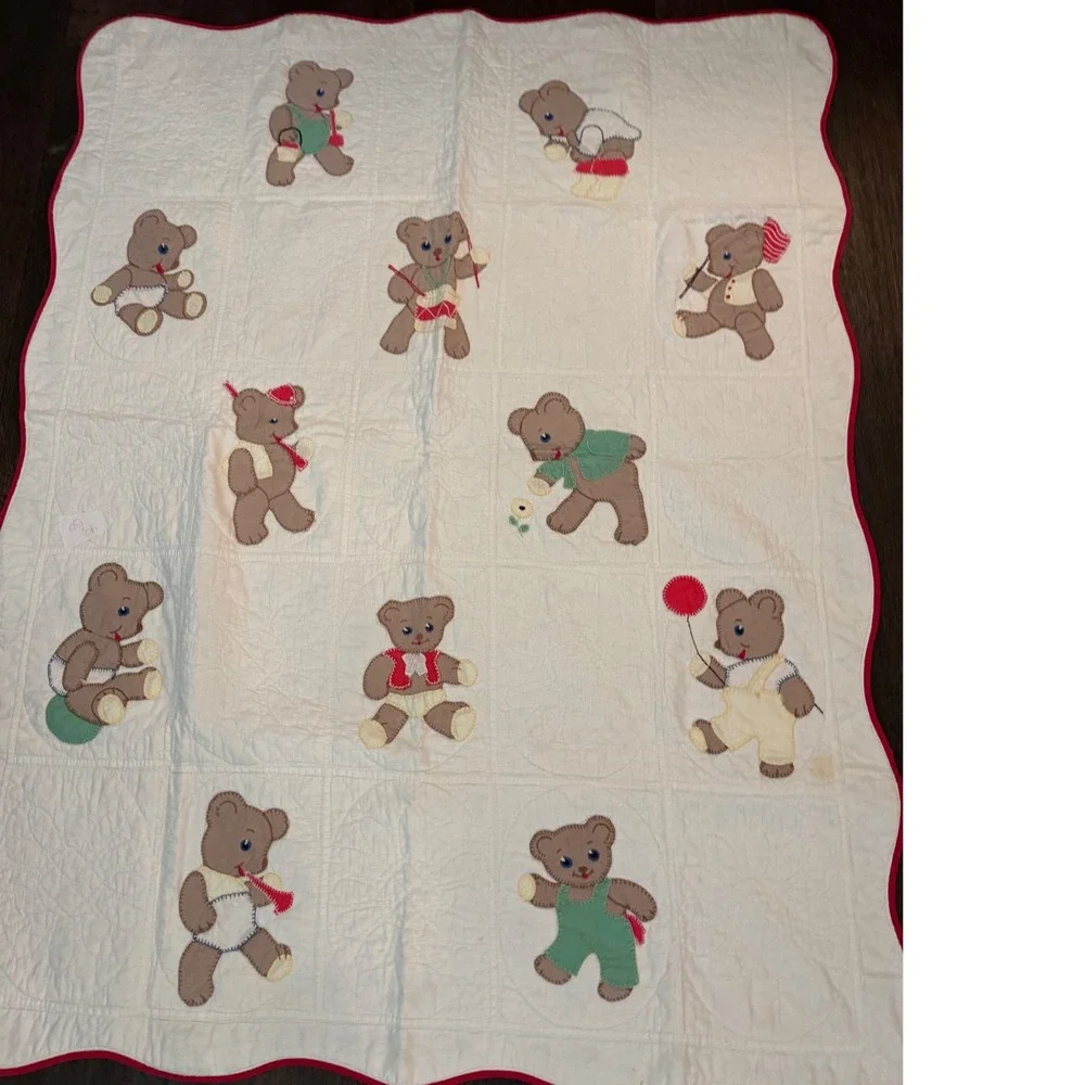 Vintage Handmade Teddy Bear Applique Baby Quilt Scalloped Red Border 42x52